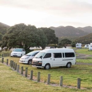 Fahrzeuge auf einem Campingplatz in Neuseeland