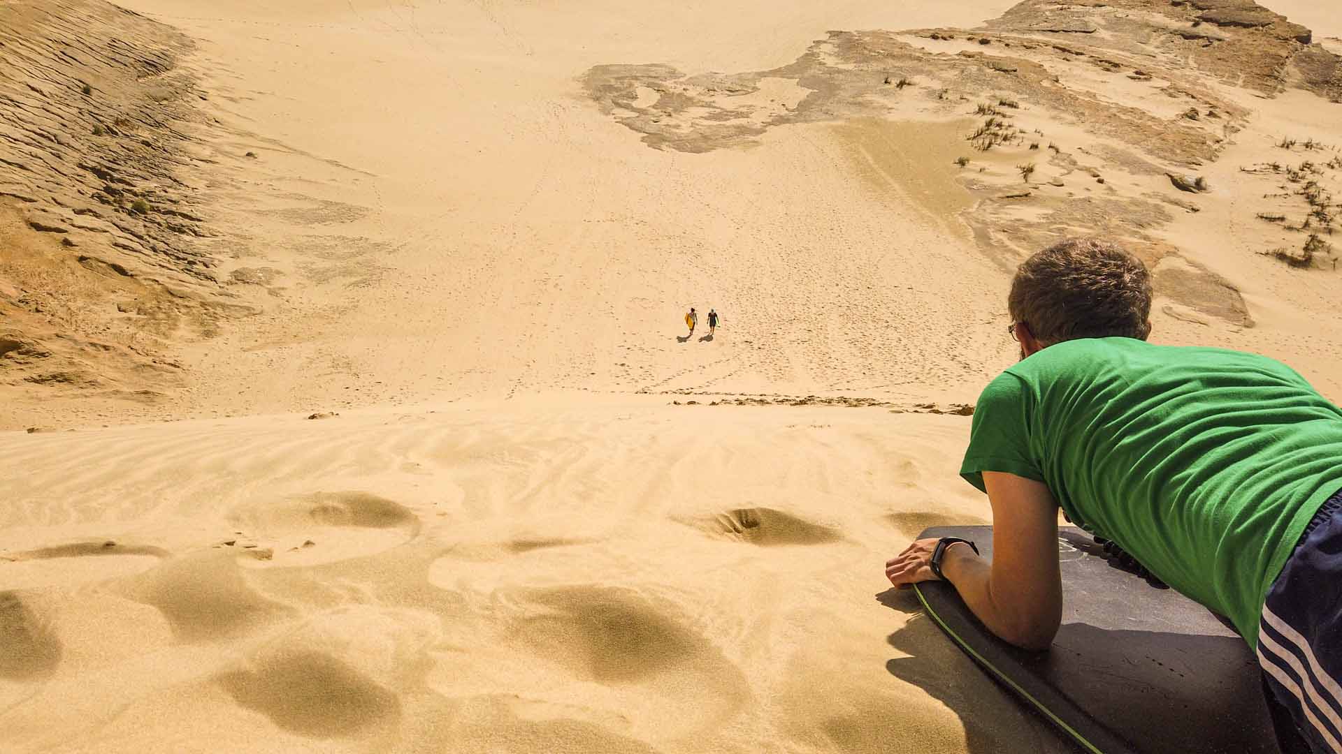 Sand Düne und Person mit Sand Board