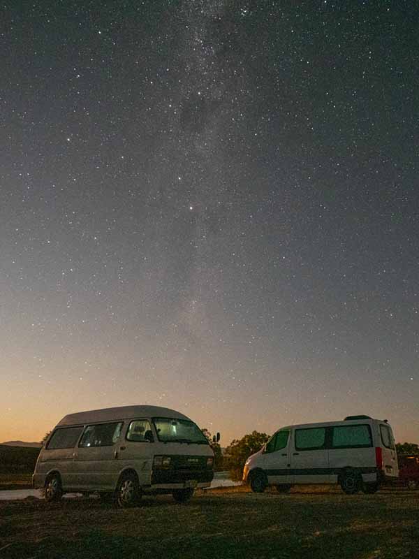 Campervans unter dem Sternenhimmel