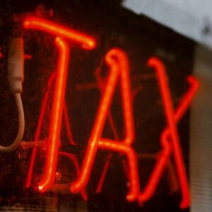 Lichtzeichen mit dem Wort Tax